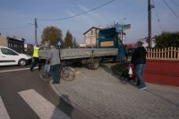 Policjant rozmawia z kierowcą