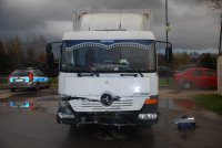 Policjanci rozmawiają z kierowcą mercedesa
