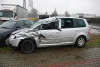 Uszkodzony volkswagen, który uderzył w audi