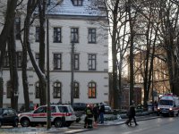 Policjanci pod budynkiem sądu