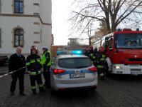 Policjanci i strażacy pod budynkiem sądu