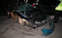 Policjant wykonuje czynności na miejscu zdarzenia