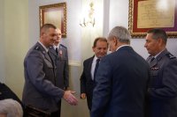 Burmistrz wręcza medal asp. sztab. Dariuszowi Michalskiemu