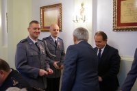 Odznaczeni policjanci wraz z komendantem