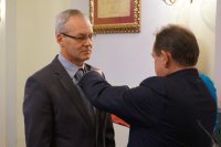 Burmistrz wręcza medal Panu Markowi Brzezinie