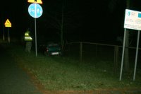 Rozbity matiz w przydrożnym rowie