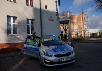 Policjanci drogówki przy nowym radiowozie