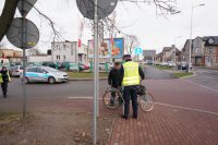 Policjanci pouczają rowerzystę