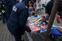 Policjantka kontroluje stoiska sprzedaży fajerwerków