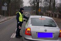 Policjant drogówki bada stan trzeźwości