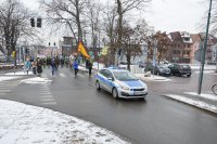 Uczestnicy przemarszu wchodzą na ulicę Plebiscytową