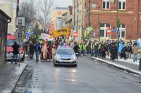 Uczestnicy Orszaku Trzech Króli przemieszczają się pod asystą policji