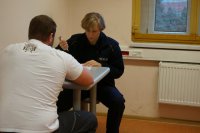 Policjantka przesłuchuje zatrzymanego