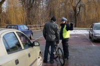 Policjantka poucza rowerzystę