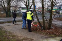 Policjant rozmawia z rowerzystą, który jechał po chodniku