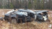 Zniszczony mercedes na poboczu