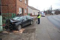 Policjant wykonuje czynności na miejscu zdarzenia