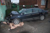 Kierująca passatem uderzyła w budynek