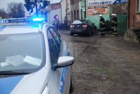 Policjanci i strażacy wykonują czynności na miejscu zdarzenia