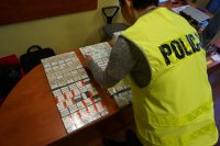 Policjanci liczą zabezpieczone paierosy