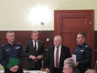 Burmistrz i policjanci na sesji w Urzędzie Miejskim w Woźnikach