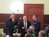 Komendant rozmawia z burmistrzem