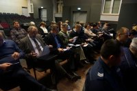 Uczestnicy debaty wypełniają ankietę