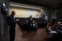 Zebrani na sali zadają pytania i dzielą się spostrzeżeniami