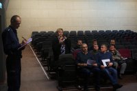 Mieszkańcy biorą udział w dyskusji