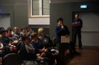 Uczestnicy debaty zadają pytania