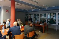 Komendant omawia zdarzenia zaistniałe na terenie gminy