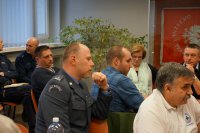 Uczestnicy debaty wymienieją się spostrzeżeniami