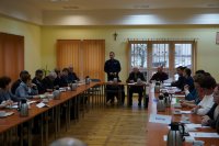 Zastępca Komendanta Powiatowego Policji przedstawia założenia i cele tworzenia mapy zagrożeń