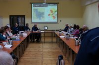 Policjanci przestawiają ilość czynów popełnionych na terenie gminy
