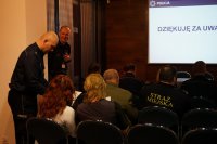 Uczestnicy spotkania wypełniają specjalnie przygotowane ankiety