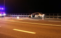 Policjanci i strażacy pracują na miejscu zdarzenia