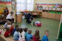Policjant pokazuje pozycję bezpieczną