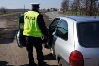 Policjant podczas kontroli