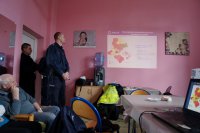 Zastępca naczelnika omawia prezentacje
