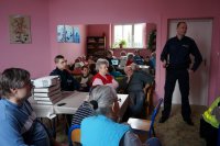 Policjanci dyskutują z seniorami