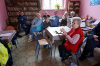 Seniorzy podczas dyskusji