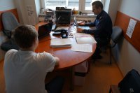 Policjanci wykonują czynności z zatrzymanym