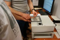 Technik wykonuje czynności z zatrzymanym
