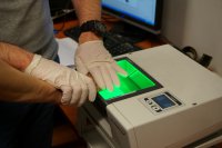 Technika kryminalistyki pobiera odciski palców