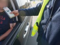 Policjant sprawdza stan trzeźwości kierującego