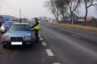 Policjant wykonuje badanie stanu trzeźwości kierujacego