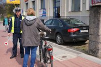 Policjant rozmawia z rowerzystką