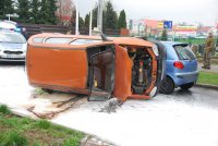 Opel przewrócił się na jeden bok. W usuwaniu skutków pomagali starażacy