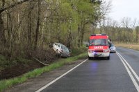 Kierujący peugeotem uderzył w drzewo