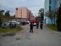 Policjanci zabezpieczają miejsce zdarzenia